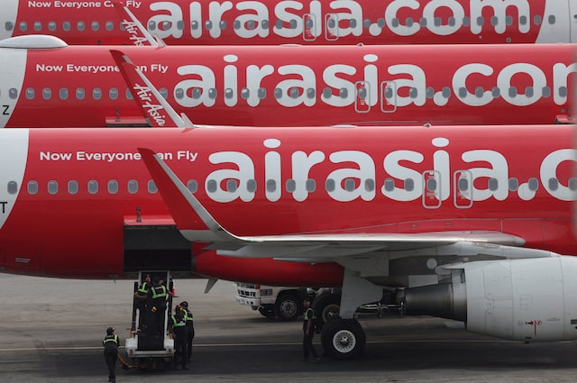 Điều gì đang xảy ra với hãng bay AirAsia khi cổ phiếu rơi 70% từ đầu năm?