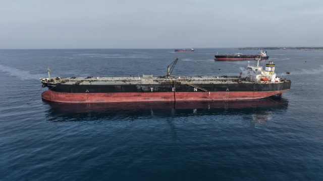 Dầu Brent tăng hơn 2% sau khi ông Trump bác đề xuất mở lại eo biển Hormuz của Iran