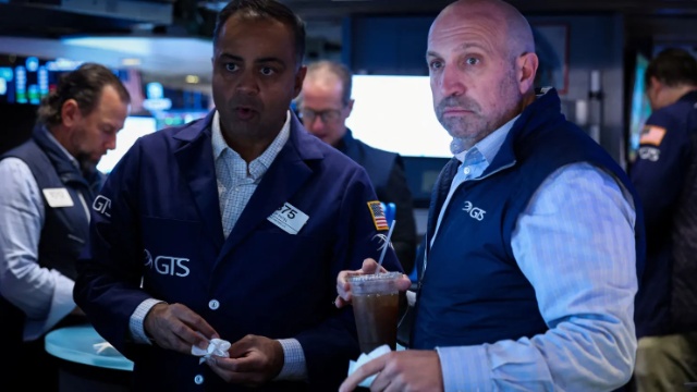 Dow Jones giảm hơn 300 điểm khi lợi suất trái phiếu Mỹ tăng mạnh