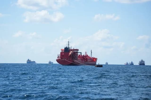 Dòng chảy dầu thô qua eo biển Hormuz trở lại mức trước chiến tranh
