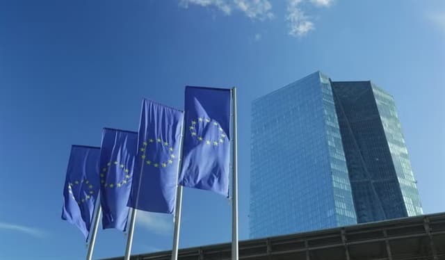 Lạm phát Eurozone tăng vọt, ECB chịu thêm sức ép tăng lãi suất