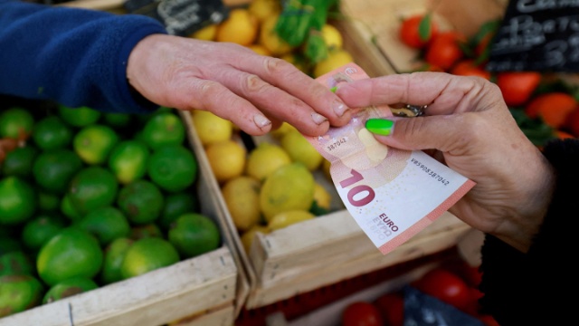 Đồng Euro giảm xuống đáy 17 tháng