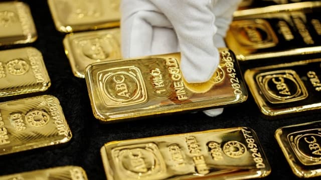 Vàng thế giới lên gần mốc 4,200 USD