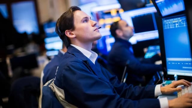 Dow Jones tăng hơn 500 điểm, cổ phiếu công nghệ vẫn chật vật