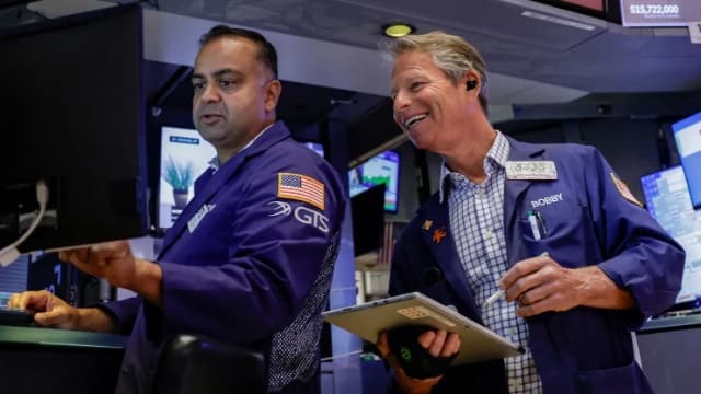 S&P 500 leo dốc 3 phiên liền, Nasdaq tăng hơn 1% nhờ SpaceX và Tesla